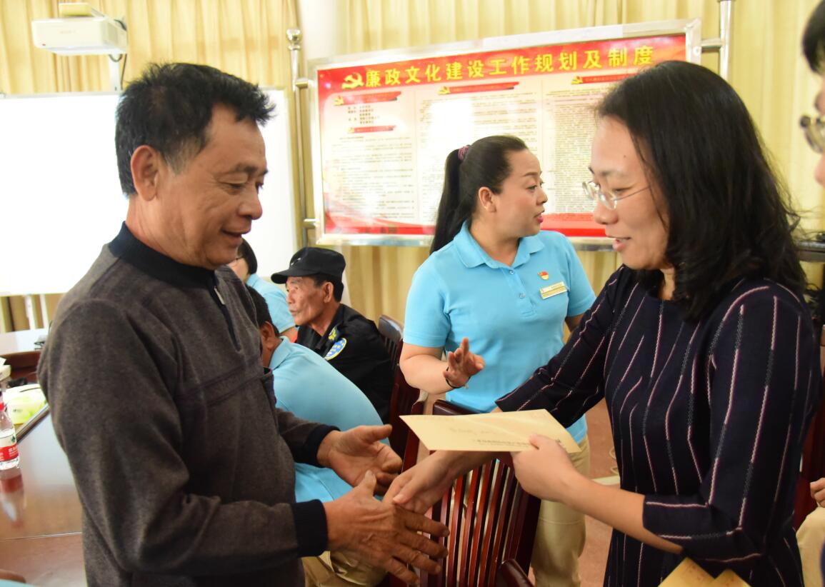 市國資委黨委書記、主任周春華走進(jìn)天涯海角景區(qū)慰問困難黨員.jpg